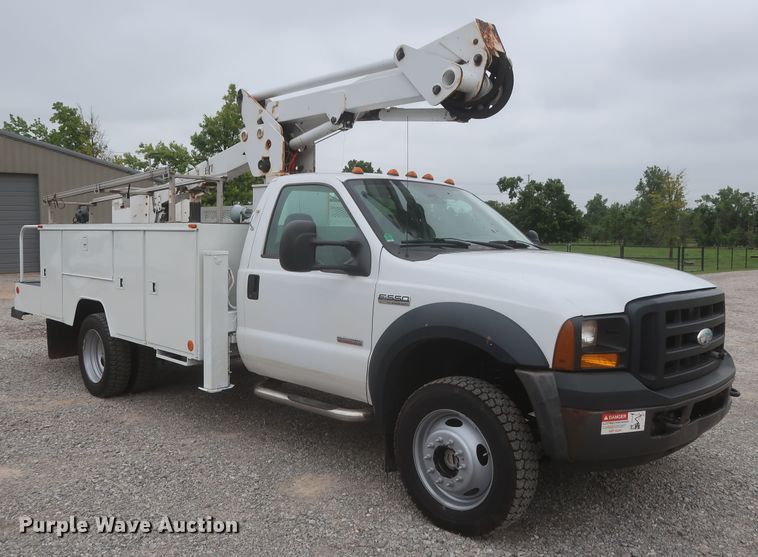 image for item IO9164 2007 Ford F550 Super Duty XL  bucket truck