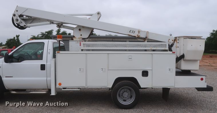 image for item IO9164 2007 Ford F550 Super Duty XL  bucket truck