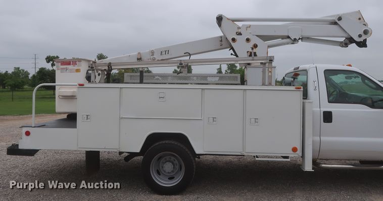 image for item IO9164 2007 Ford F550 Super Duty XL  bucket truck