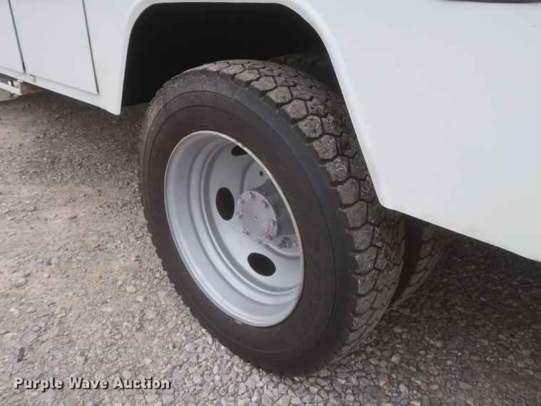 image for item IO9164 2007 Ford F550 Super Duty XL  bucket truck