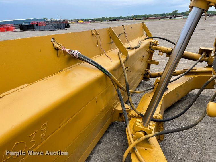 image for item IR9506 1985 Caterpillar D8L  dozer