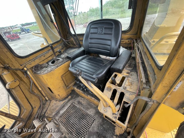 image for item IR9506 1985 Caterpillar D8L  dozer