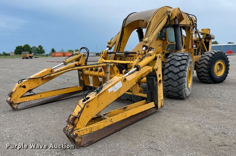 image for item IR9509 1998 Pettibone Cary-lift 304B  material handler