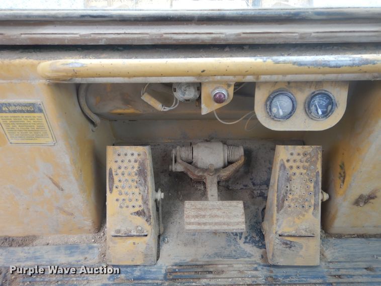 image for item IT9133 1987 Caterpillar 953  track loader