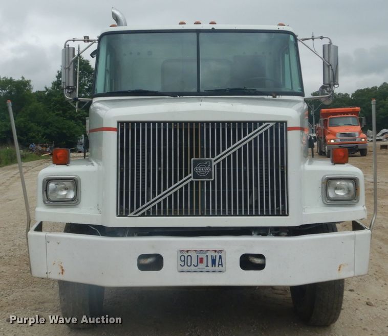 image for item IT9143 1997 Volvo WG  dump truck