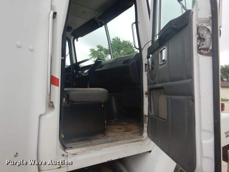 image for item IT9143 1997 Volvo WG  dump truck