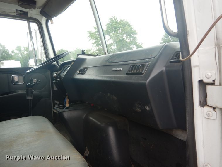 image for item IT9143 1997 Volvo WG  dump truck