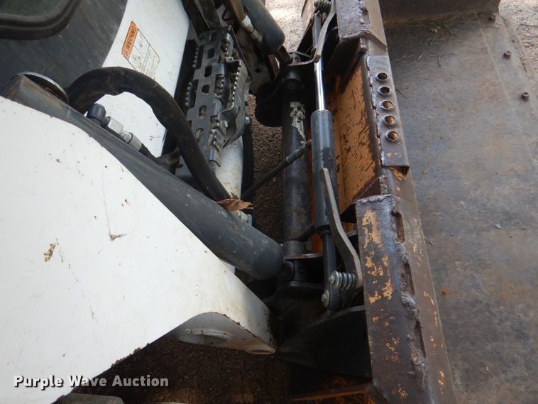 image for item JY9815 2014 Bobcat S590  skid steer loader