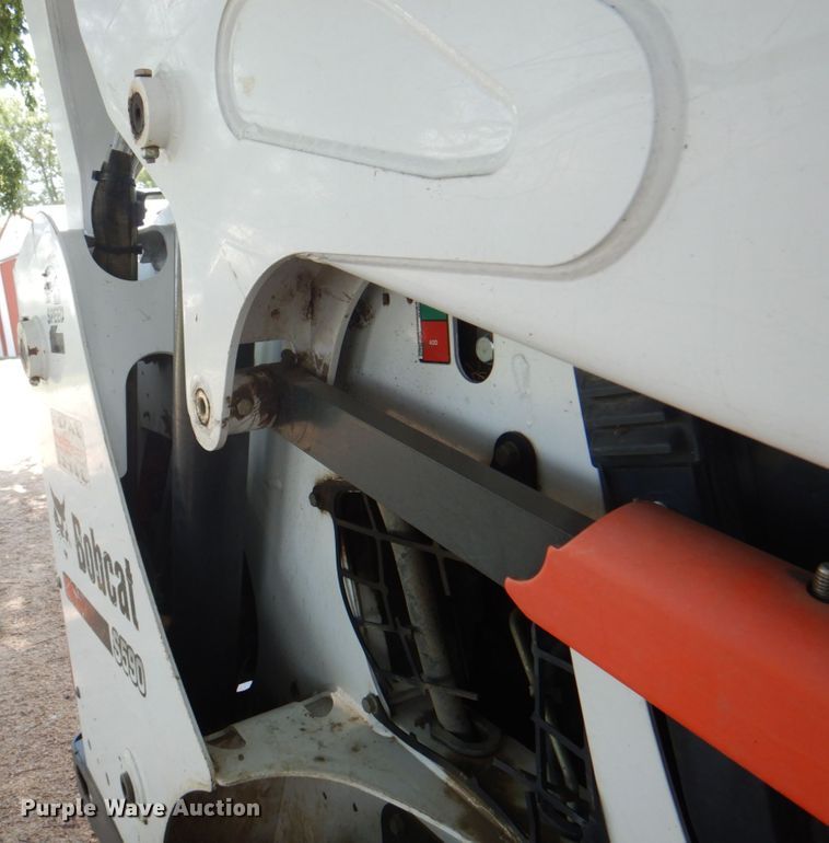 image for item JY9815 2014 Bobcat S590  skid steer loader