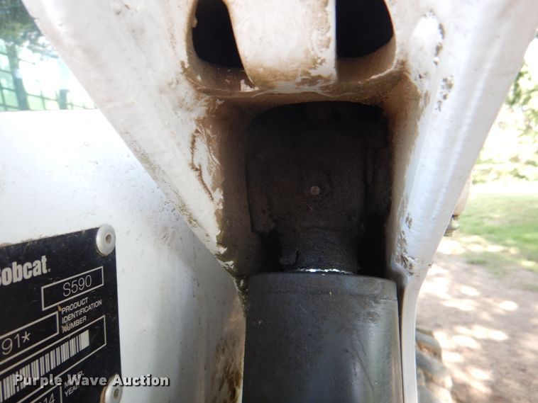 image for item JY9815 2014 Bobcat S590  skid steer loader