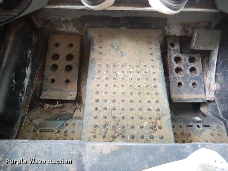 image for item JY9815 2014 Bobcat S590  skid steer loader