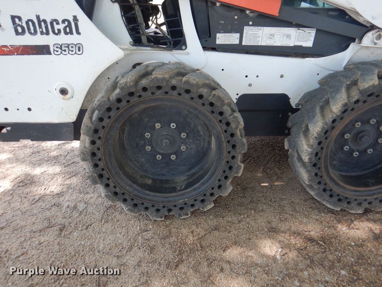 image for item JY9815 2014 Bobcat S590  skid steer loader