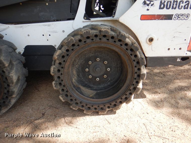 image for item JY9815 2014 Bobcat S590  skid steer loader