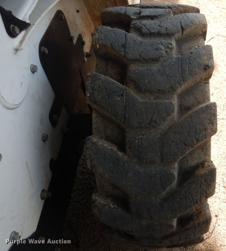 image for item JY9815 2014 Bobcat S590  skid steer loader