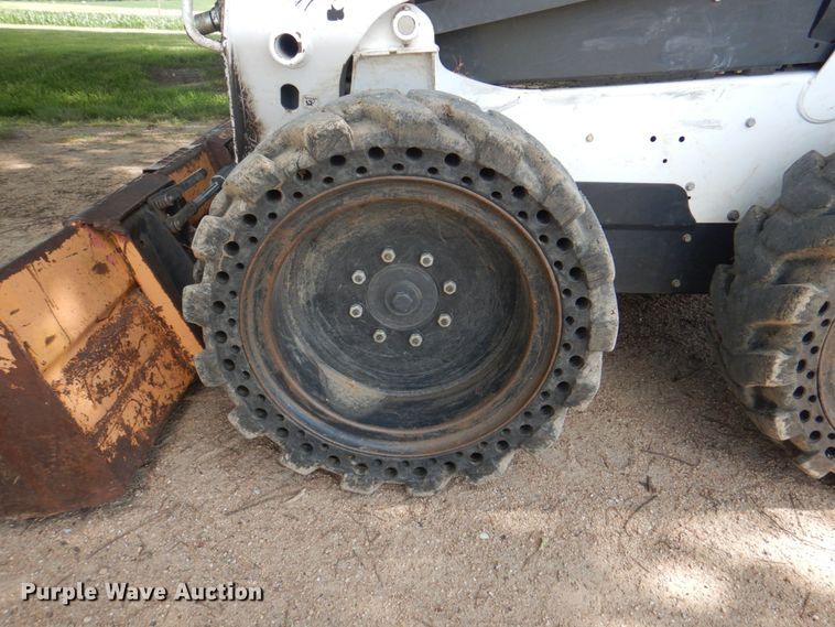 image for item JY9815 2014 Bobcat S590  skid steer loader