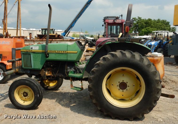 image for item DC2061 1992 John Deere 5200  tractor