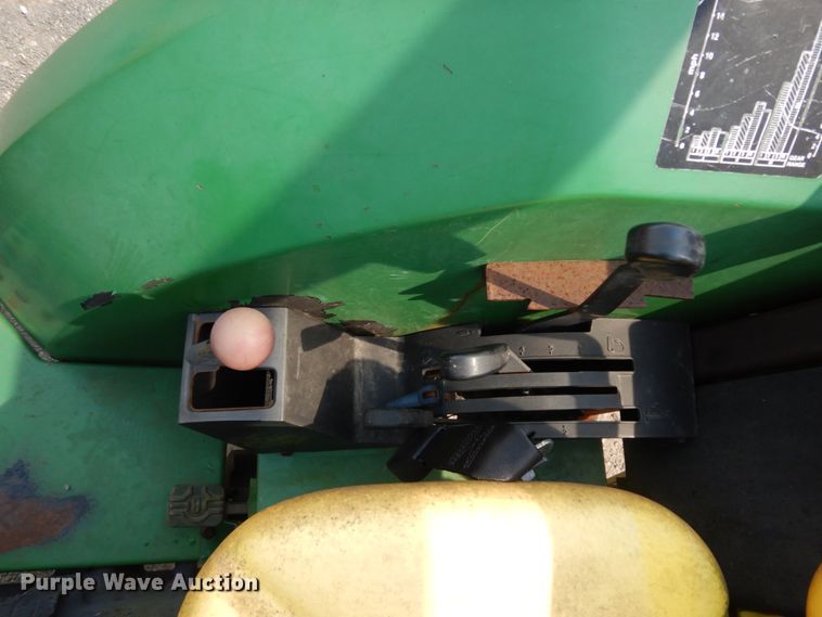 image for item DC2061 1992 John Deere 5200  tractor