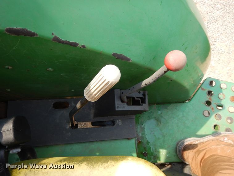 image for item DC2061 1992 John Deere 5200  tractor