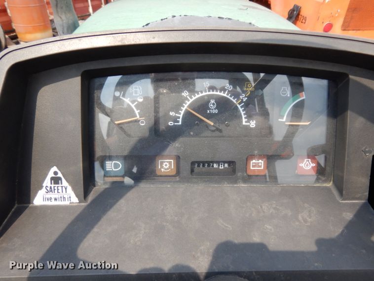 image for item DC2061 1992 John Deere 5200  tractor