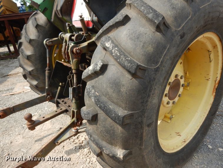 image for item DC2061 1992 John Deere 5200  tractor