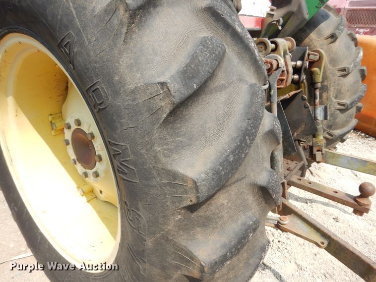 image for item DC2061 1992 John Deere 5200  tractor