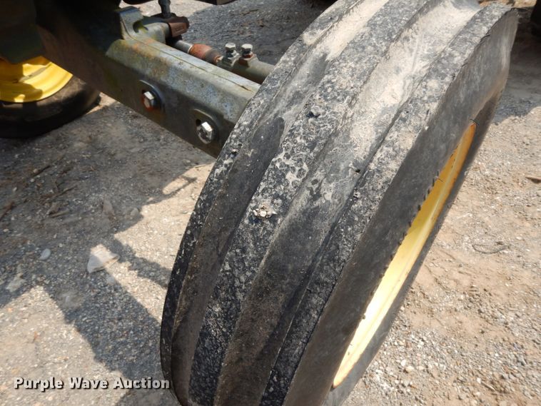 image for item DC2061 1992 John Deere 5200  tractor