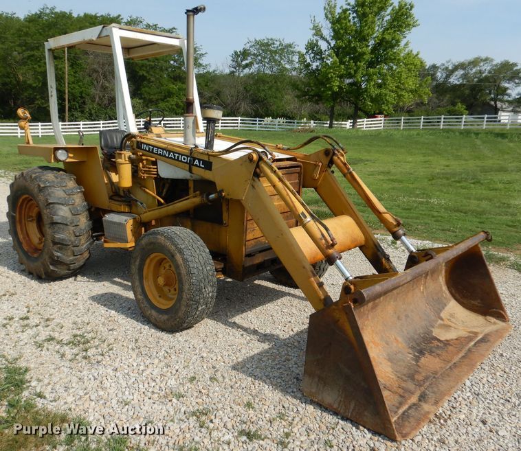 image for item DM0068 International 260  tractor