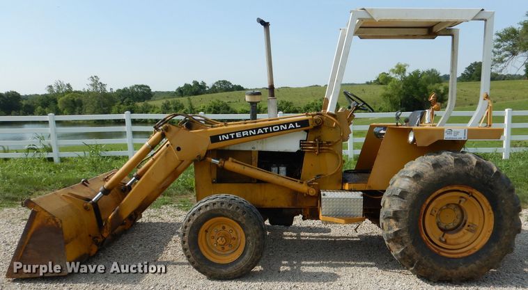 image for item DM0068 International 260  tractor