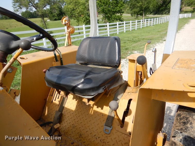 image for item DM0068 International 260  tractor