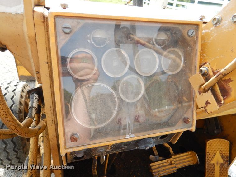 image for item DM0068 International 260  tractor