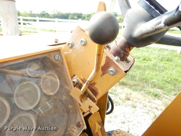 image for item DM0068 International 260  tractor