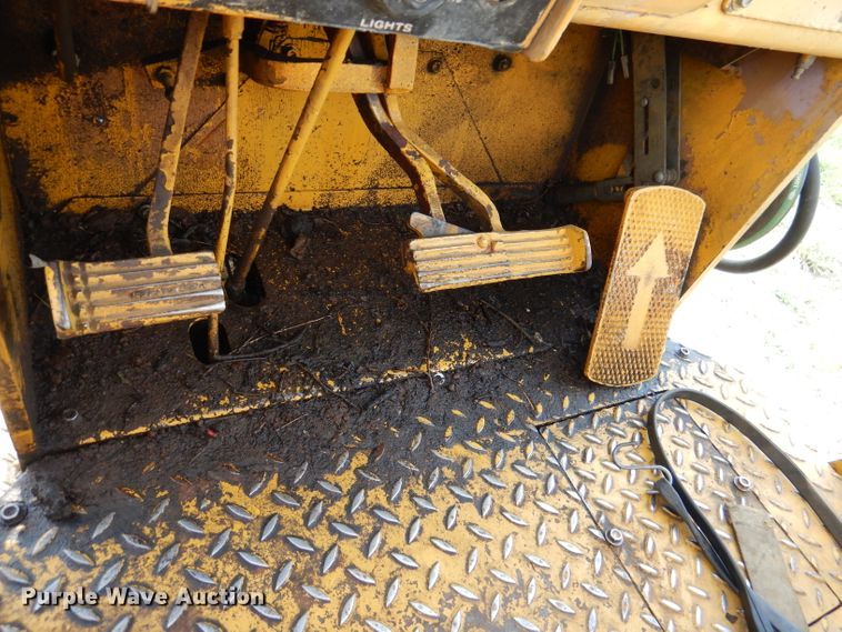 image for item DM0068 International 260  tractor