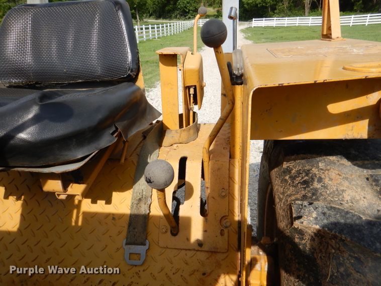 image for item DM0068 International 260  tractor