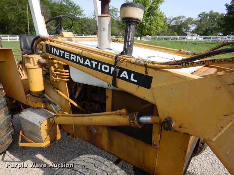 image for item DM0068 International 260  tractor