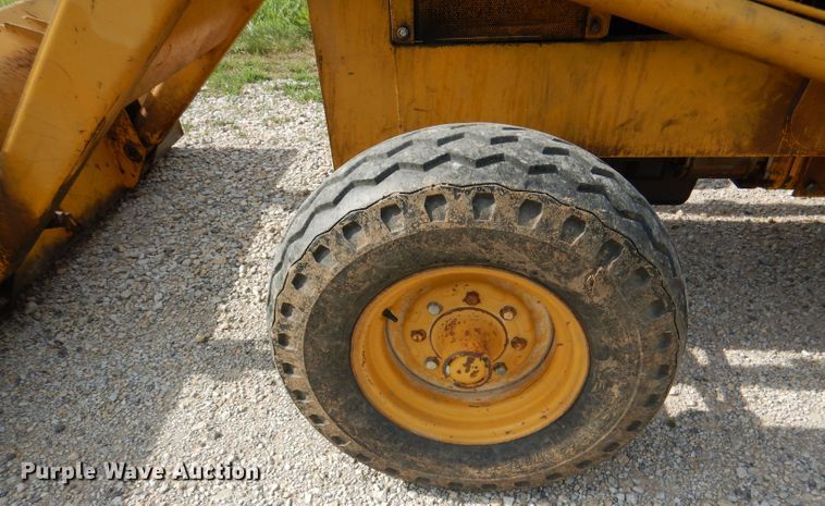 image for item DM0068 International 260  tractor
