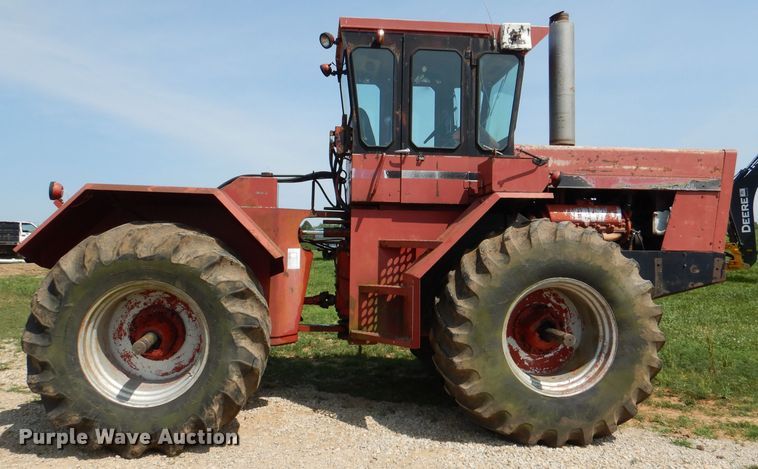 image for item DM0070 1976 International 4568  4WD tractor