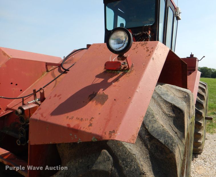 image for item DM0070 1976 International 4568  4WD tractor