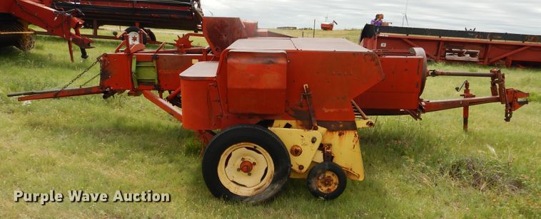 image for item HI9153 New Holland 275  small square baler