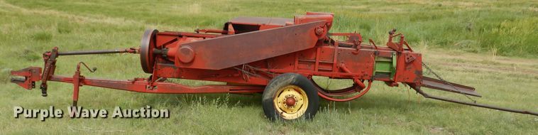 image for item HI9153 New Holland 275  small square baler