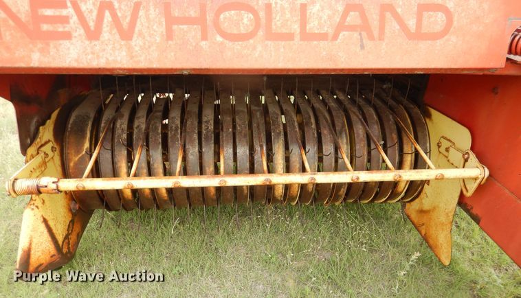 image for item HI9153 New Holland 275  small square baler
