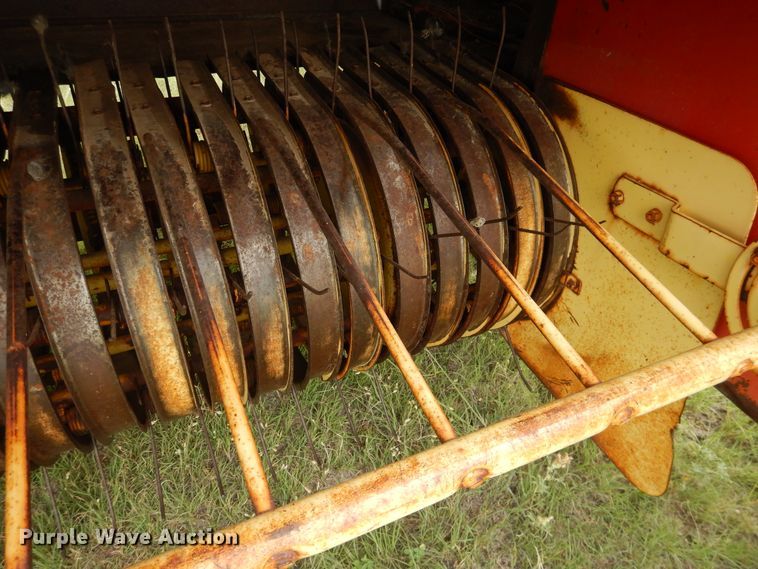 image for item HI9153 New Holland 275  small square baler