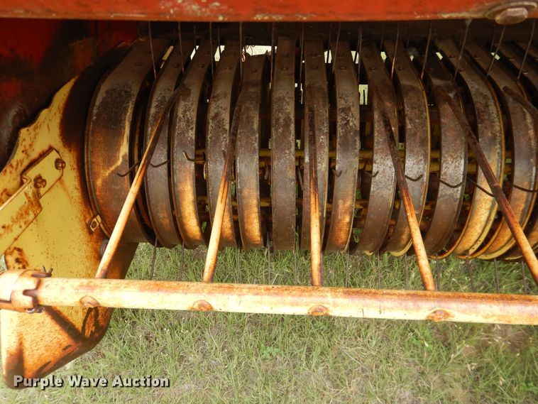 image for item HI9153 New Holland 275  small square baler
