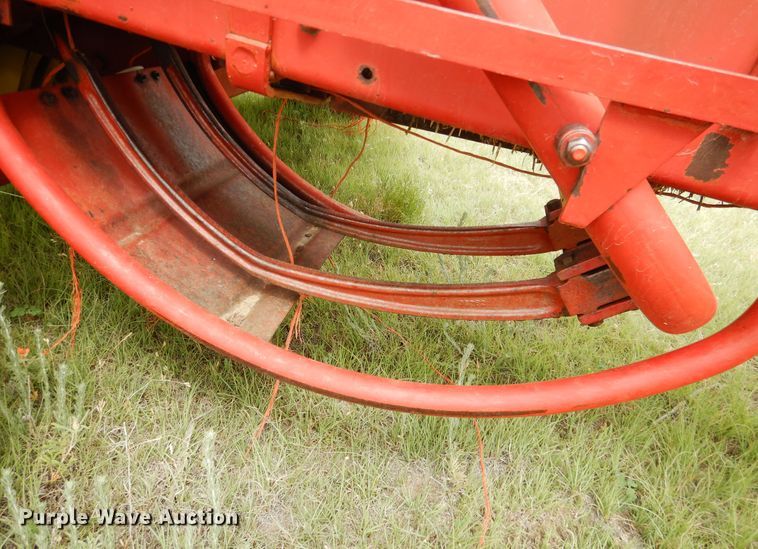 image for item HI9153 New Holland 275  small square baler