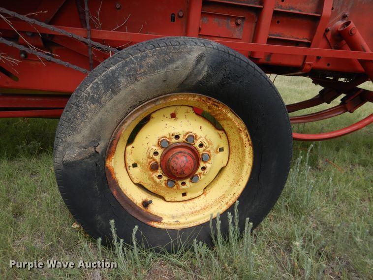 image for item HI9153 New Holland 275  small square baler