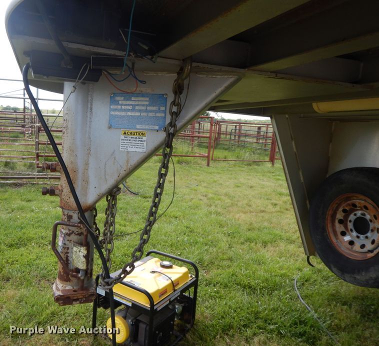 image for item HP9542 2003 Exiss XT3H  livestock trailer