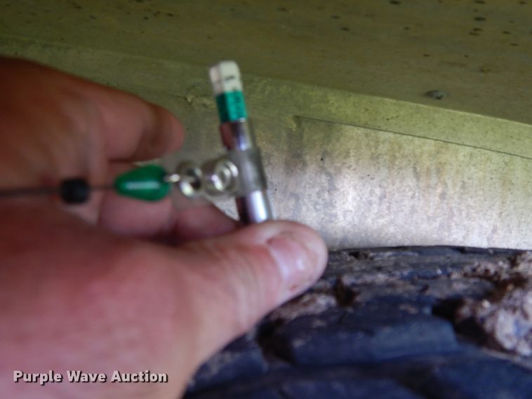 image for item HP9542 2003 Exiss XT3H  livestock trailer