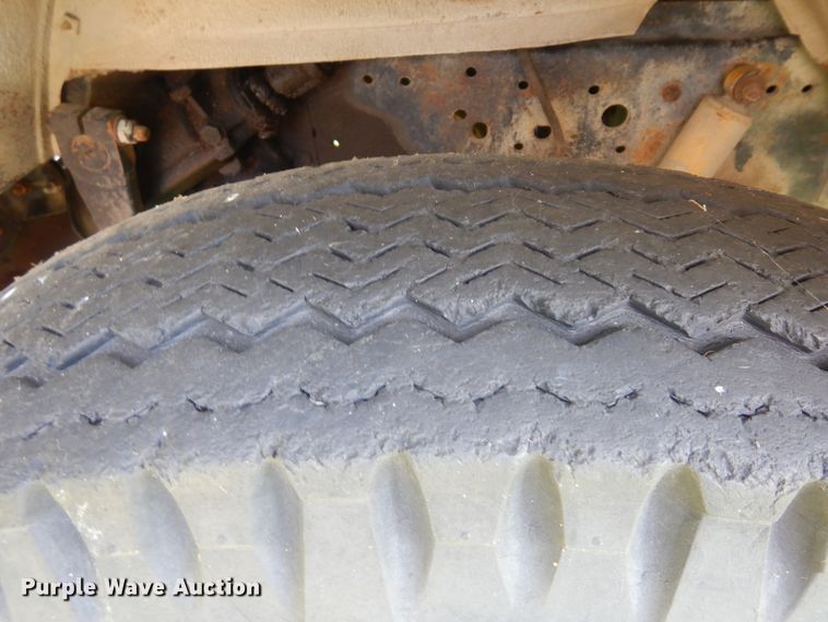 image for item ID9976 1982 GMC C7500  grain truck