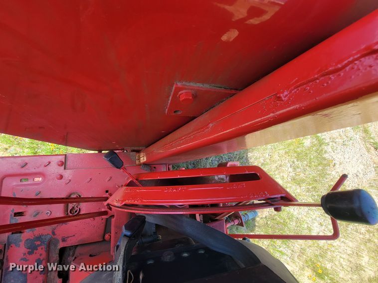 image for item IF9859 1972 International 1466  tractor