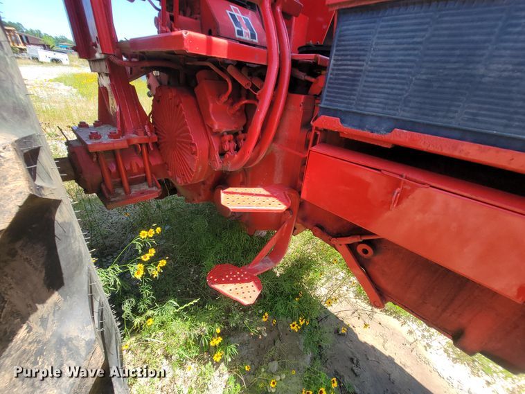 image for item IF9859 1972 International 1466  tractor