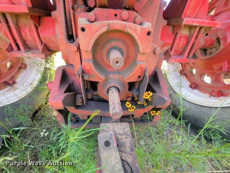image for item IF9859 1972 International 1466  tractor